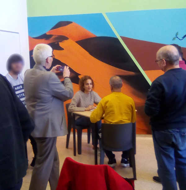 Leila SLIMANI dédicace son livre aux personnes détenues et aux personnels  du centre pénitentiaire de Bourg-en-Bresse