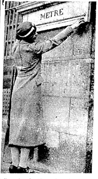 Une couturière compare son mètre à celui de la place Vendôme. Photographie parue dans l'Effort Algérien, n°364, 21 juin 1935